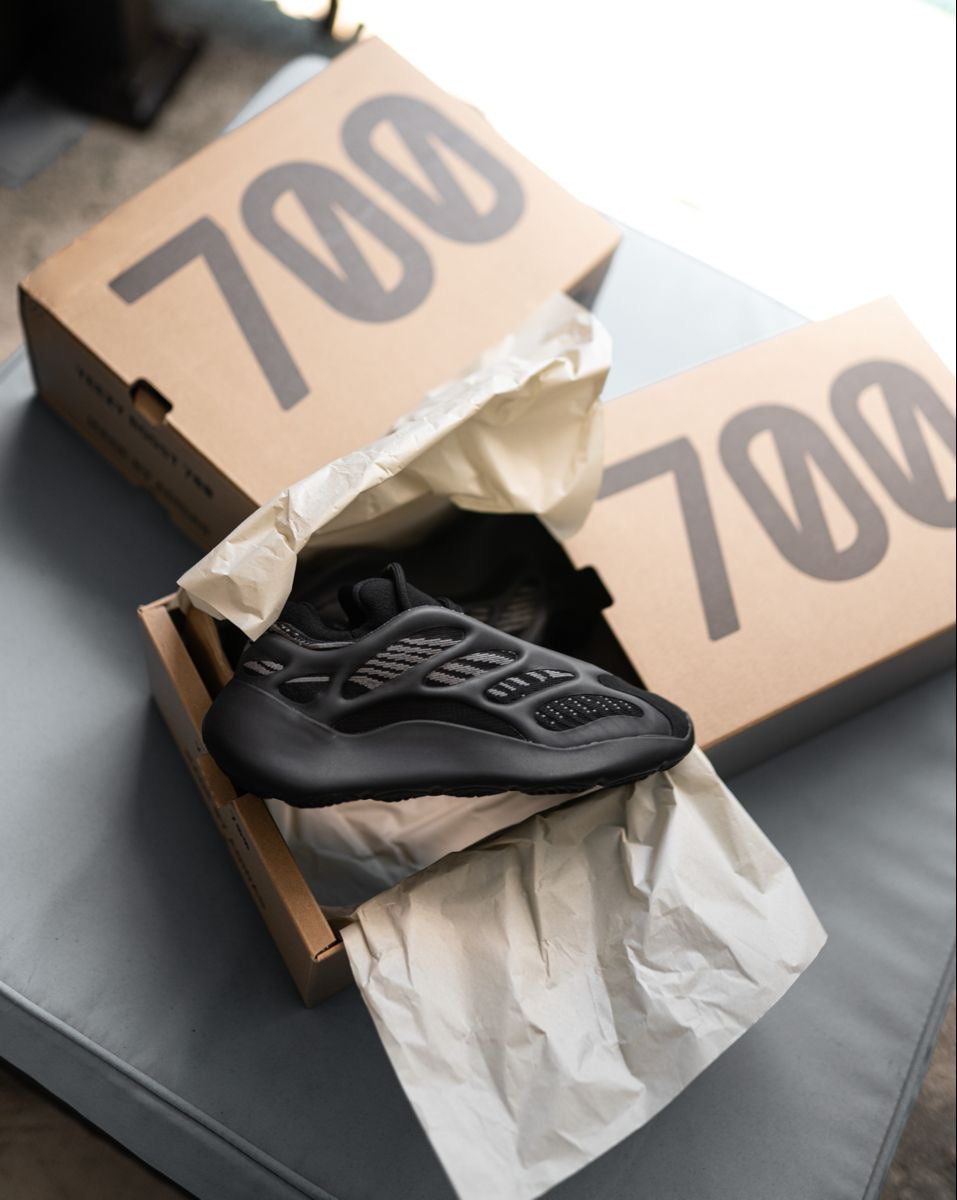 Yezzy 700 v3 black