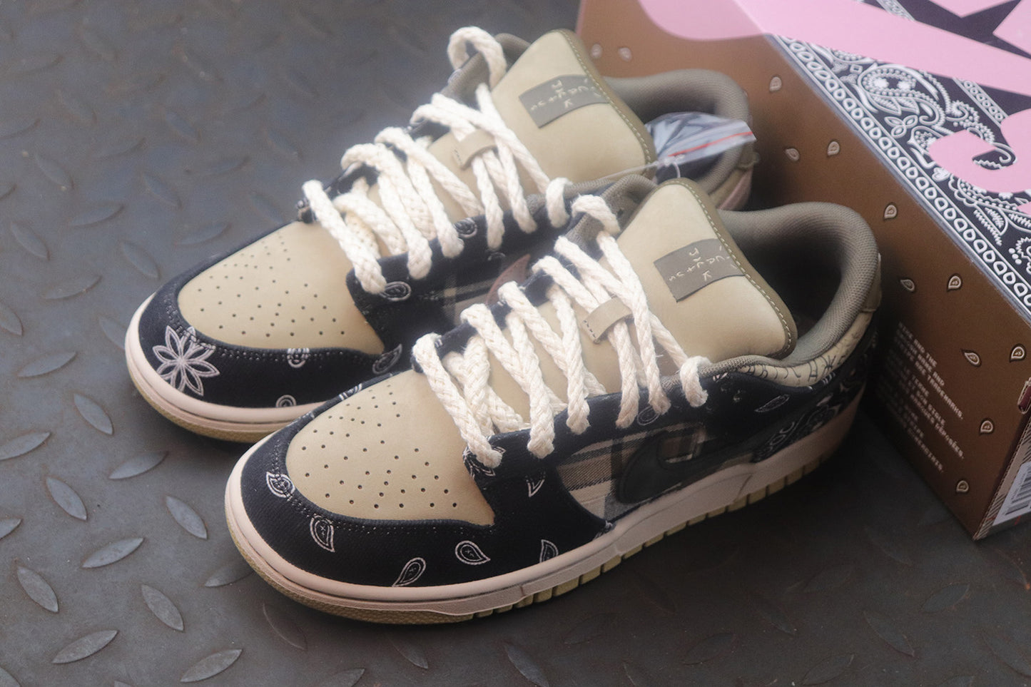 Travis Scott × SB Dunk G5