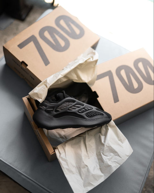Yezzy 700 v3 black