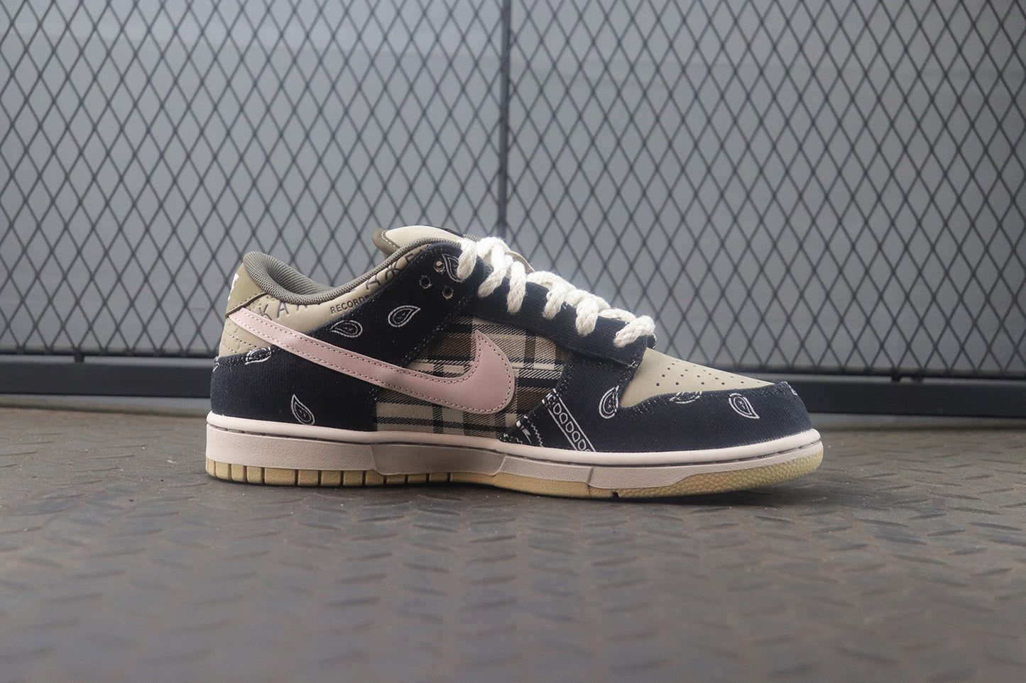 Travis Scott × SB Dunk G5